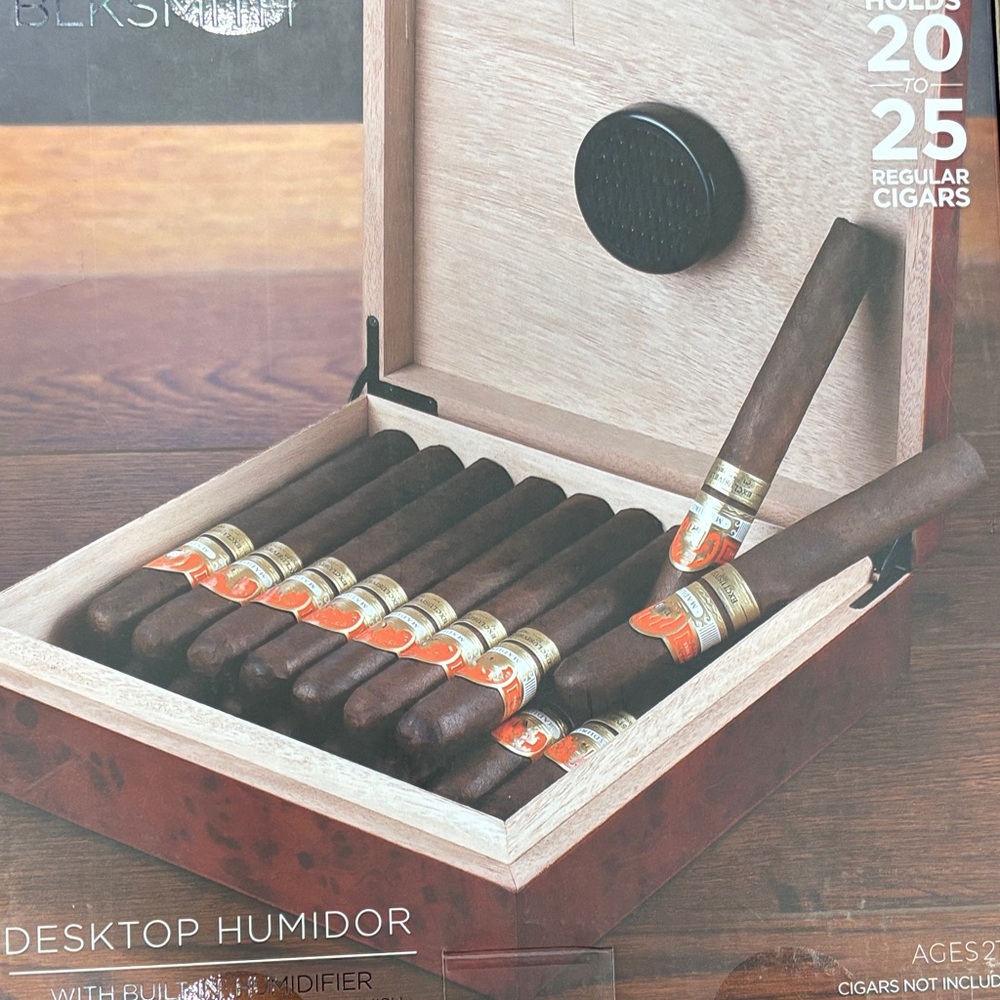 BLKSMITH Desktop Humidor with built in humidifier - Picture 5 of 5